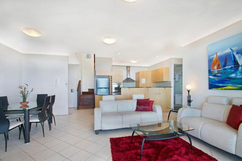 Santorini Twin Waters - Accommodation QLD 1