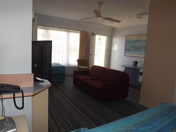 Golden Sands Motor Inn Forster - Accommodation QLD 5