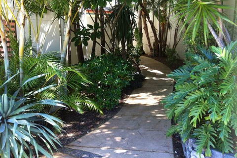 Aqualuna Beach Resort - Accommodation QLD 1
