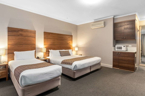 Quality Hotel Dickson - Accommodation QLD 6