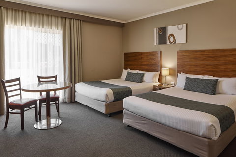 Quality Hotel Dickson - Accommodation QLD 3