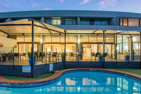 Mercure Charlestown - Accommodation QLD 7
