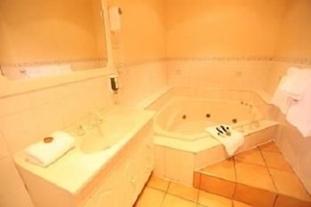 Fox And Hounds Inn - Accommodation QLD 6