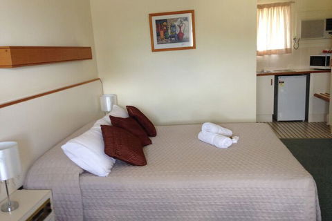Country Rose Motel Warwick - Accommodation QLD 4