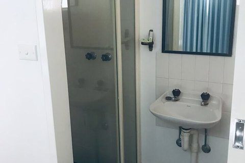 Ocean Breeze Motel - Accommodation QLD 2