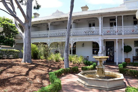 Richmond Hill Hotel - Accommodation QLD 2
