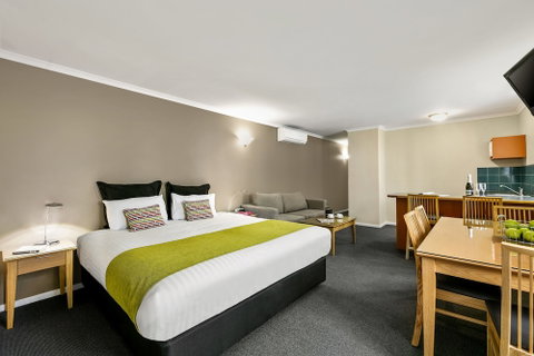 Quest Waterfront Serviced Apartments - Accommodation QLD 5