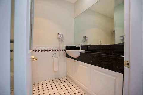 Quality Hotel Bentinck - Accommodation QLD 6