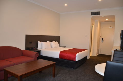 Quality Hotel Manor - Accommodation QLD 6