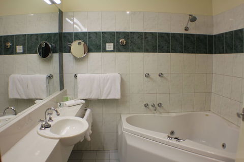 Gateway On Monash Boutique Hotel - Accommodation QLD 6
