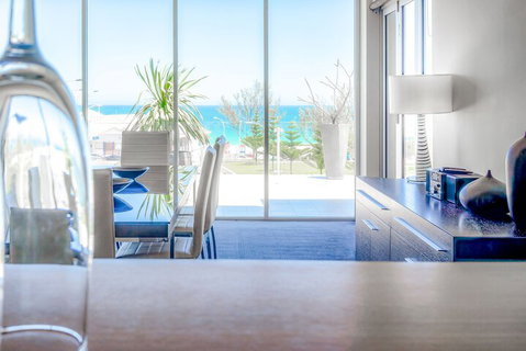 Mullaloo Beach Hotel & Apartments - Accommodation QLD 4