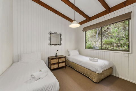 Beacon Point Ocean View Villas - Accommodation QLD 5