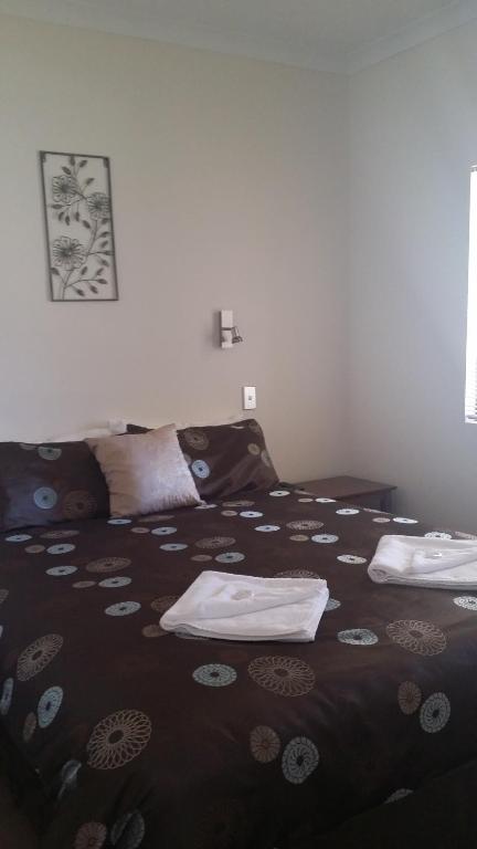 Lilacs Waterfront Villas & Cottages - Accommodation QLD 3