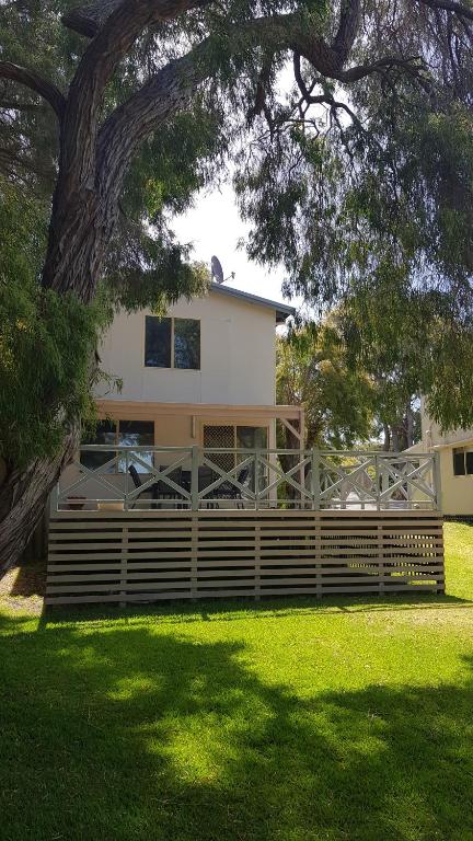 Lilacs Waterfront Villas & Cottages - Accommodation QLD 6