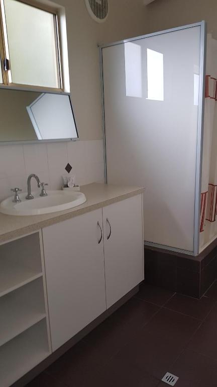 Lilacs Waterfront Villas & Cottages - Accommodation QLD 1