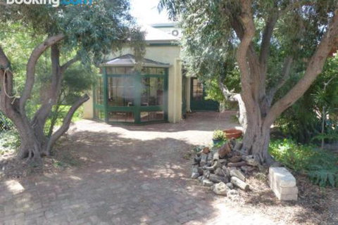 The Russell House - Accommodation QLD 5