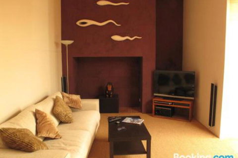 The Russell House - Accommodation QLD 3