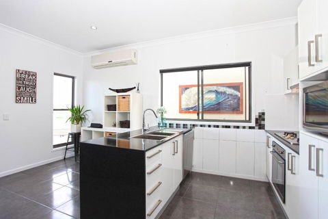 Lakeside Deck House - Accommodation QLD 4