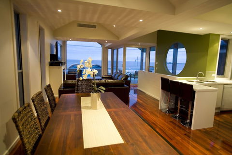 Aloha Beachfront - Accommodation QLD 6
