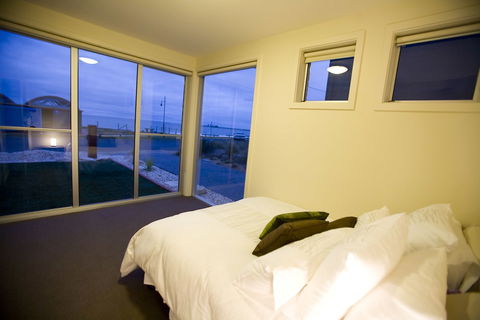 Aloha Beachfront - Accommodation QLD 2