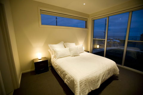 Aloha Beachfront - Accommodation QLD 3