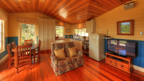 Island View Spa Cottage - Accommodation QLD 0