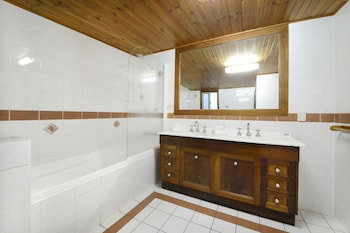 Airlie Getaway - Views - Accommodation QLD 0