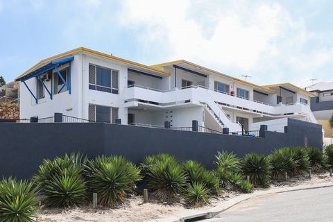 Scarborough Apartments - Accommodation QLD 3
