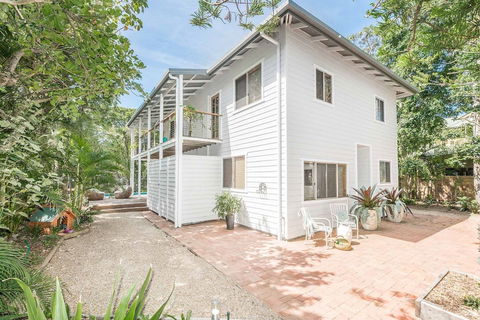 A PERFECT STAY - Beach Chalet - Accommodation QLD 0