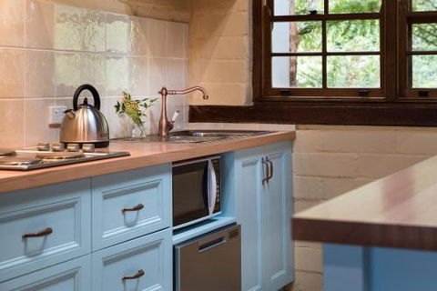 Italian Hill Garden Villa - Accommodation QLD 5