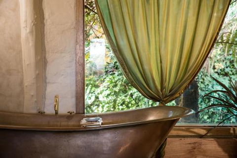 Italian Hill Garden Villa - Accommodation QLD 2