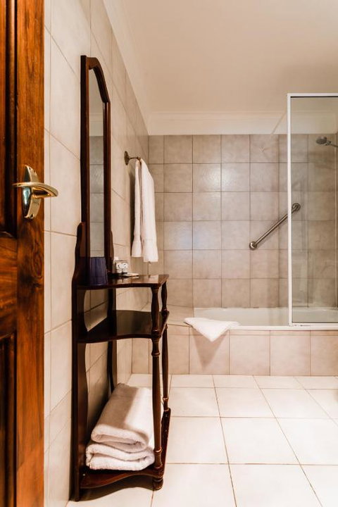 Battery Point Manor - Accommodation QLD 3