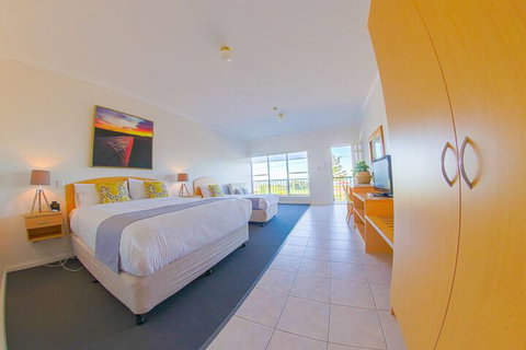 COAST Motel And Apartments - Accommodation QLD 3