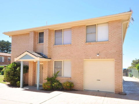 Toowoon Beach View 3br Villa 4 Just Steps To Beach With Views - Accommodation QLD 6