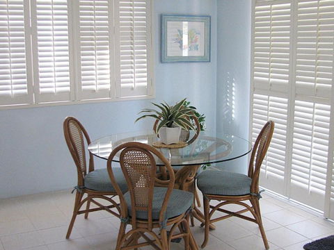 Toowoon Beach View 3br Villa 4 Just Steps To Beach With Views - Accommodation QLD 3