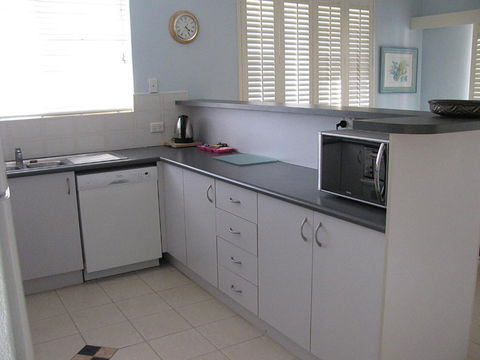Toowoon Beach View 3br Villa 4 Just Steps To Beach With Views - Accommodation QLD 5