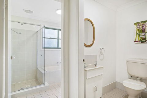 Tuscan Waterfront, 1/213 Soldiers Point Road - Accommodation QLD 3