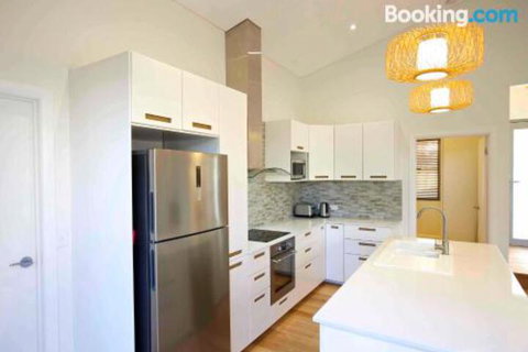 Sunny Blinco Street House - Accommodation QLD 2