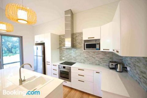 Sunny Blinco Street House - Accommodation QLD 5