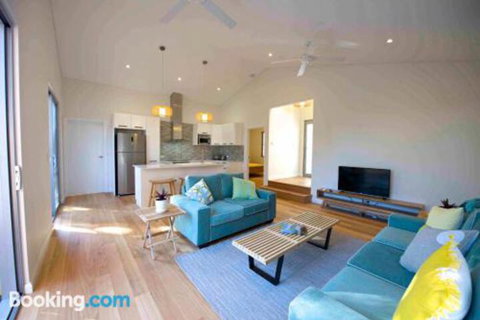 Sunny Blinco Street House - Accommodation QLD 7