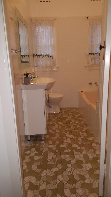 King Cottage - Accommodation QLD 4