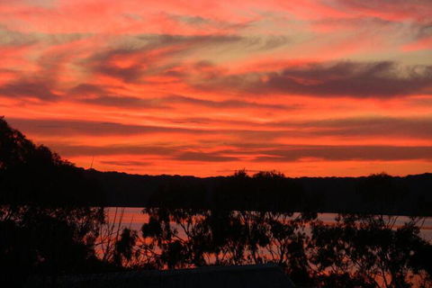 A Lakehouse Escape - Accommodation QLD 5