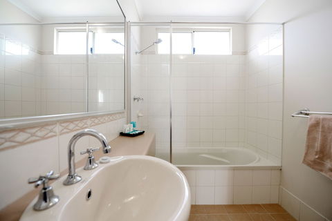 Wavecrest Village & Tourist Park - Accommodation QLD 4