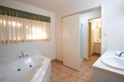 Verandahs - Accommodation QLD 3