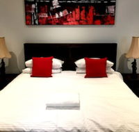Deluxe Lake View House - Accommodation QLD