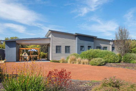 Wirraway Luxury Chalet - Accommodation QLD 4