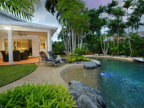 Sandwater Tropical Beachside Holiday House - Accommodation QLD 6