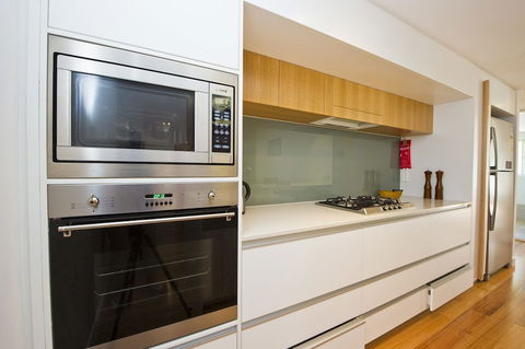 Maggies Beachfront Apt. 13 - Accommodation QLD 5