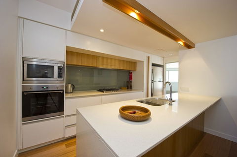 Maggies Beachfront Apt. 13 - Accommodation QLD 4