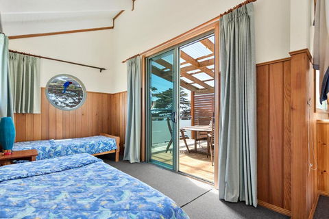 Black Dolphin Waterfront Townhouse Bay Views - Accommodation QLD 3